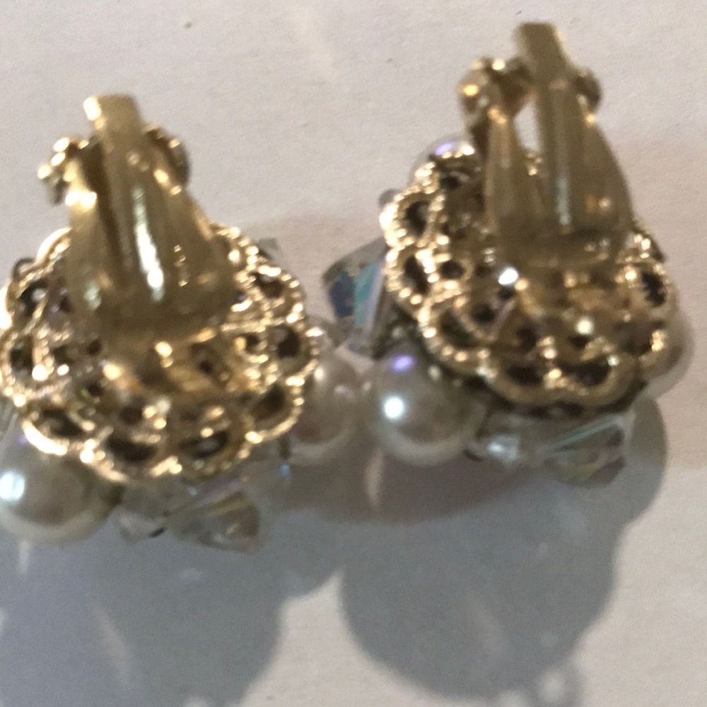 Elegant Pearl and Crystal Cluster vintage Earrings - Picture 5 of 7